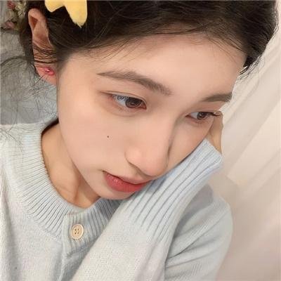 当她换上泳衣